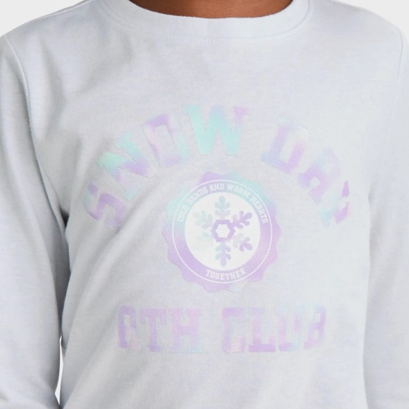 Stay Cozy and Cute with Girls' Cat & Jack Snow Day Graphic T-Shirt - Picture 2 of 2